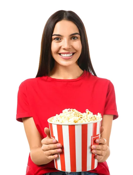 Mladá žena s popcornem na bílém pozadí — Stock fotografie