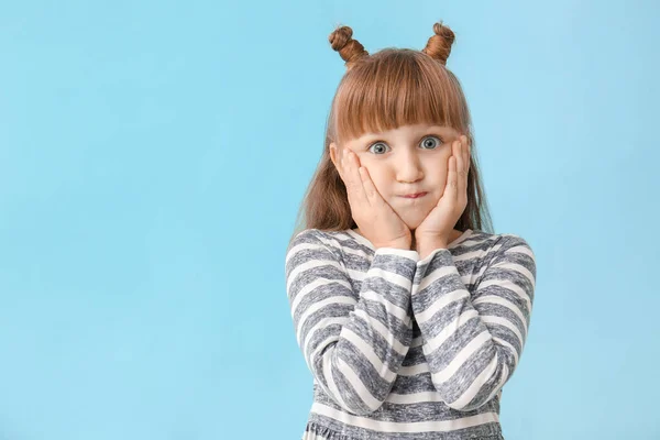 Surprised little girl on color background — Stock Photo, Image