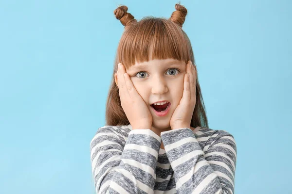 Surprised little girl on color background — Stock Photo, Image