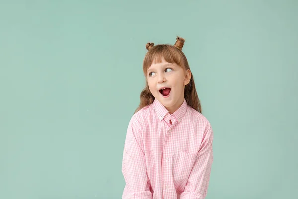 Menina feliz no fundo da cor — Fotografia de Stock