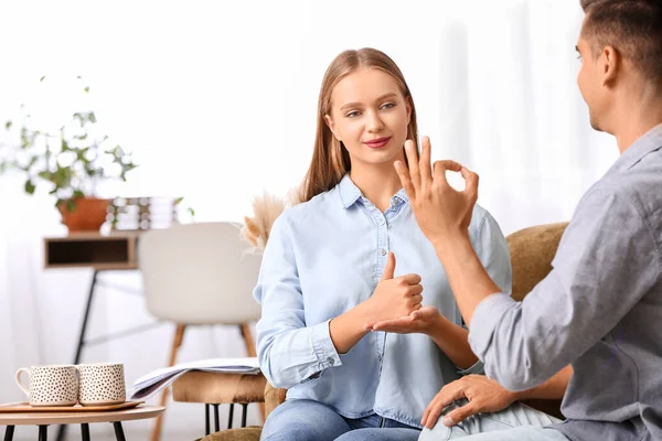 Evde işaret dili kullanan genç sağır ve dilsiz bir çift.