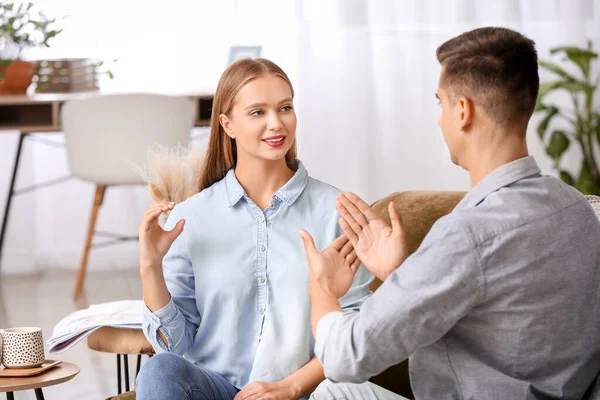 Evde işaret dili kullanan genç sağır ve dilsiz bir çift.