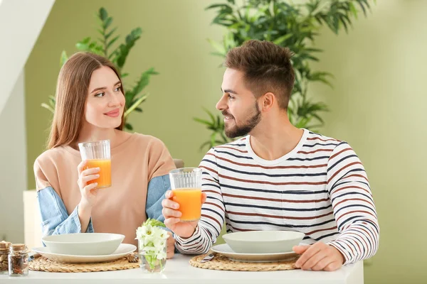 Evde yemek yiyen mutlu genç bir çiftin portresi. — Stok fotoğraf