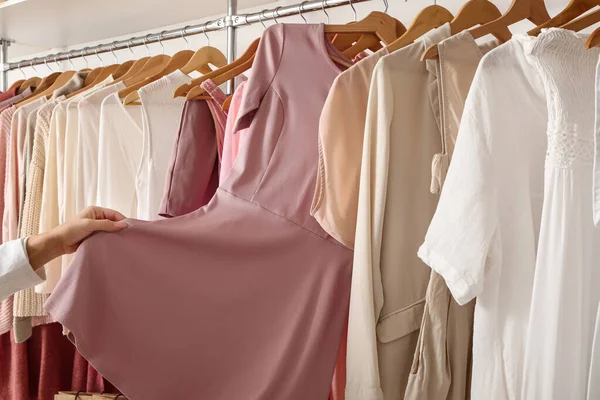 Jonge vrouw kiezen kleding in de winkel, close-up — Stockfoto