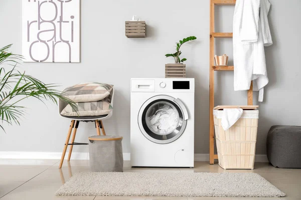 Interior ruang cuci rumah dengan mesin cuci modern — Stok Foto