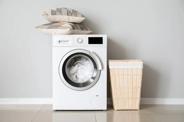 Lavadora moderna con lavadero cerca de pared blanca — Foto de Stock