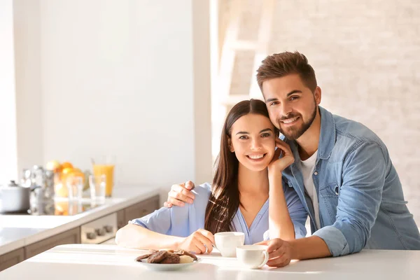 Happy young couple in kitchen at home — Stock Photo, Image