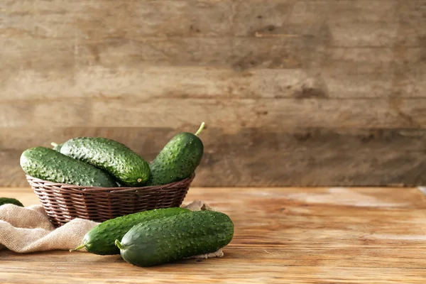 Verse groene komkommers op houten achtergrond — Stockfoto