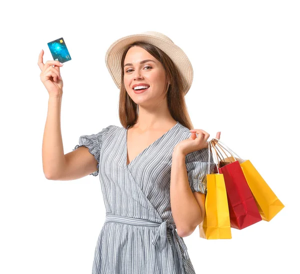 Bela jovem com sacos de compras e cartão de crédito no fundo branco — Fotografia de Stock