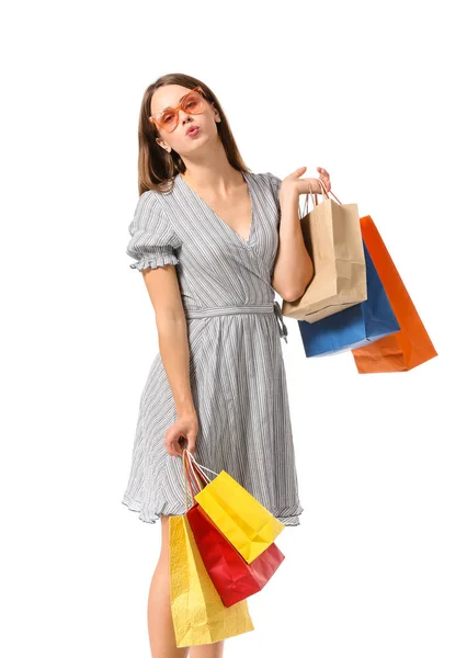 Hermosa mujer joven con bolsas de compras sobre fondo blanco —  Fotos de Stock