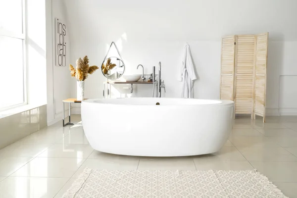 Современная керамическая ванна в светлом интерьере — стоковое фото
