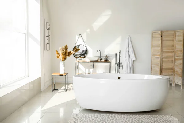 光のインテリアのモダンなセラミック浴槽 — ストック写真