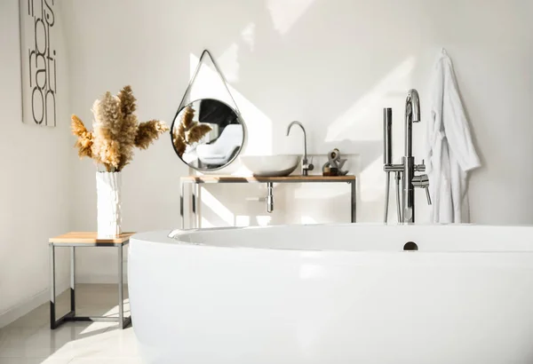 Сучасна керамічна ванна в світлому інтер'єрі — стокове фото