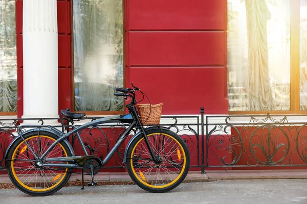 Bicicleta moderna en la calle ciudad —  Fotos de Stock