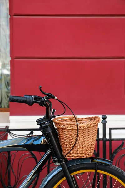 Современный велосипед на городской улице — стоковое фото