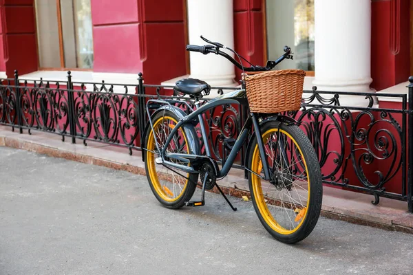 Bicicleta moderna en la calle ciudad — Foto de Stock