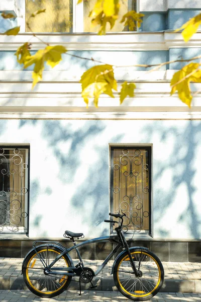 Bicicleta moderna en la calle ciudad —  Fotos de Stock