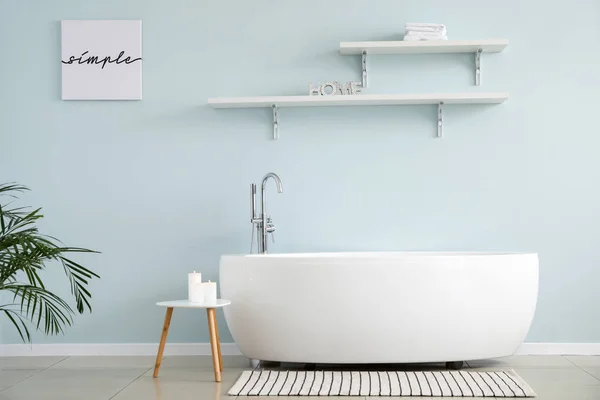 Стильный интерьер современной ванной комнаты — стоковое фото