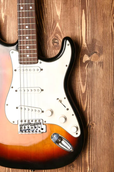 Ahşap arka planda modern bas gitar