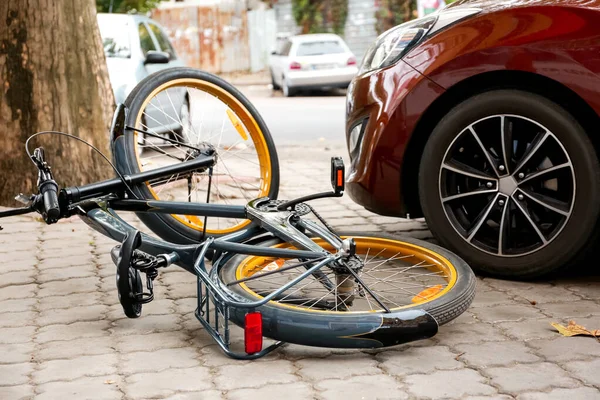Аварія між автомобілем і велосипедом на міській вулиці — стокове фото