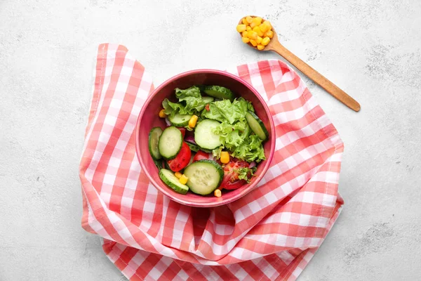 Bowl with fresh vegetable salad on light background — Stock Photo, Image