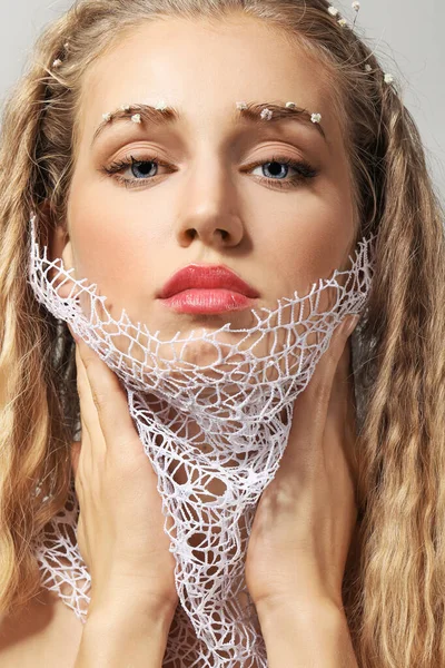 Retrato de mujer joven con cejas creativas — Foto de Stock