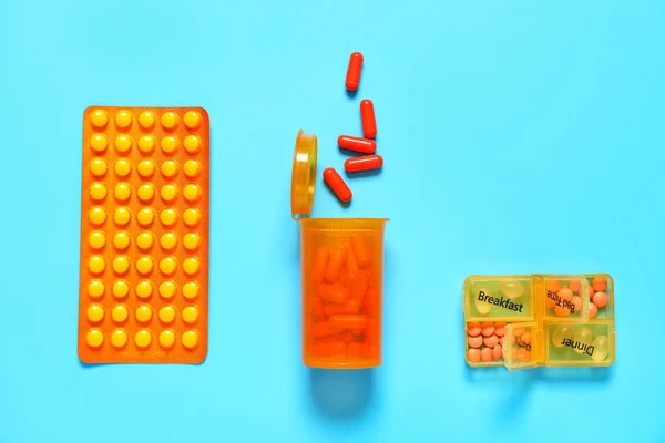 Διαφορετικά χάπια στο φόντο χρώμα — Φωτογραφία Αρχείου