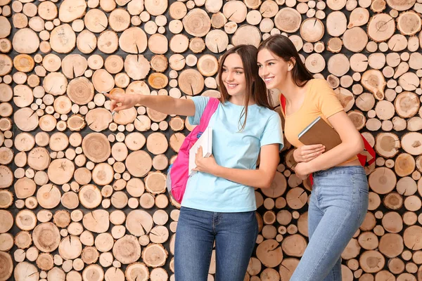 Cool dospívající studenti na dřevěném pozadí — Stock fotografie