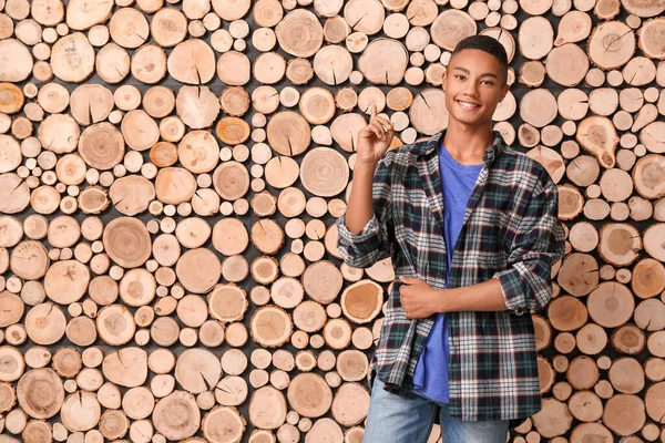 Menino adolescente afro-americano em fundo de madeira — Fotografia de Stock