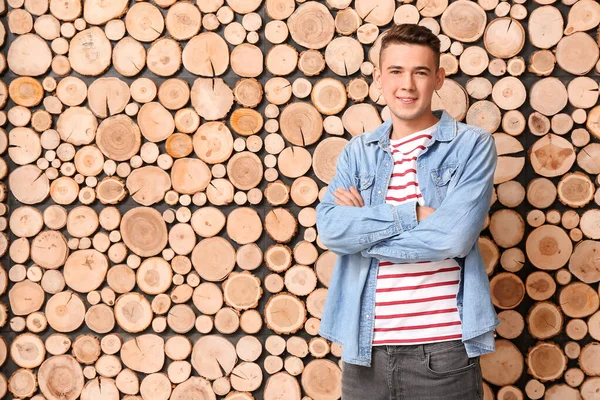 Cool tizenéves fiú fa háttér — Stock Fotó