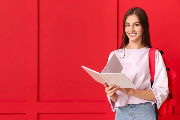 Schöne Studentin auf farbigem Hintergrund — Stockfoto