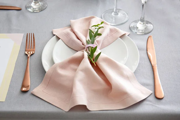 Gyönyörű asztal beállítás virágos dekorációval — Stock Fotó