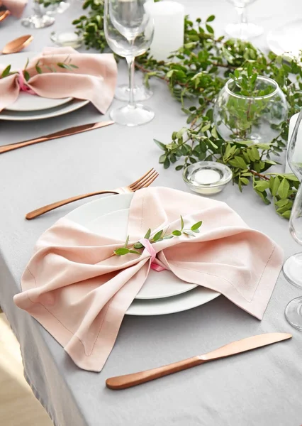 Cenário de mesa bonita com decoração floral — Fotografia de Stock
