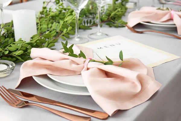 Beautiful table setting with floral decor — Stock Photo, Image