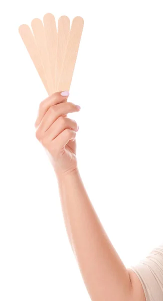 Mâna feminină cu bastoane pentru epilarea ceară pe fundal alb — Fotografie, imagine de stoc