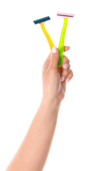 Mão feminina com lâminas de barbear no fundo branco — Fotografia de Stock