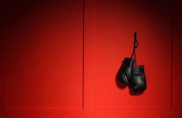 Paire de gants de boxe suspendus au mur de couleur — Photo