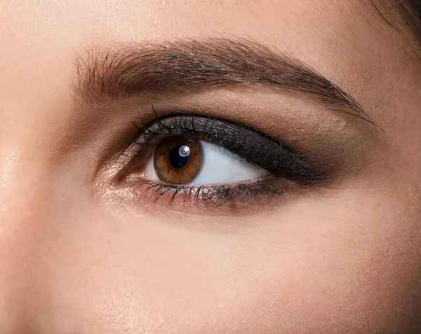 Junge Frau mit schönen Augenbrauen, Nahaufnahme — Stockfoto