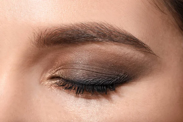 Young woman with beautiful eyebrows, closeup — Stock Photo, Image