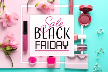 Dekoratif kozmetik ve yazıtlar kümesi Cuma günü renk arkaplanı üzerine geri gel