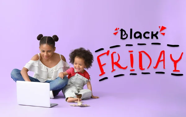 Leuke Afro-Amerikaanse zussen met laptop en inscriptie Black Friday op kleur achtergrond — Stockfoto