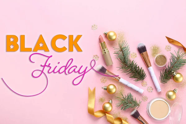 Set de cosméticos con pinceles de maquillaje y decoración navideña sobre fondo de color. Viernes Negro venta — Foto de Stock
