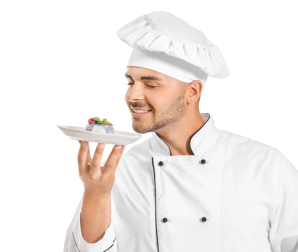 Confiseur masculin avec dessert savoureux sur fond blanc — Photo