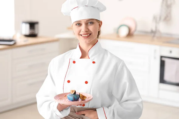 Kobieta cukiernik ze smacznym deserem w kuchni — Zdjęcie stockowe