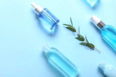 Renk arkaplanındaki spa için kozmetik ürünleri