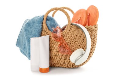 Beyaz arka planda plaj aksesuarları olan kompozisyon