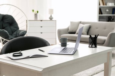 Modern dizüstü bilgisayarı olan rahat bir iş yeri.