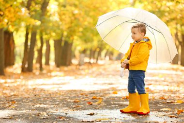 Sevimli küçük çocuk şemsiye Sonbahar Park ile