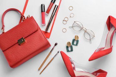 Beyaz arka planda dekoratif kozmetik ürünleri olan kadın aksesuarları