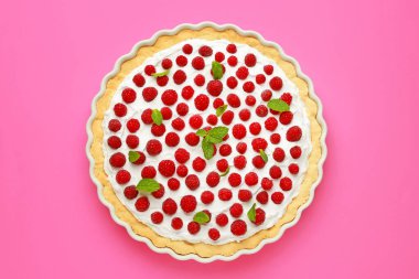 Renkli arkaplanda lezzetli ahududu turtası